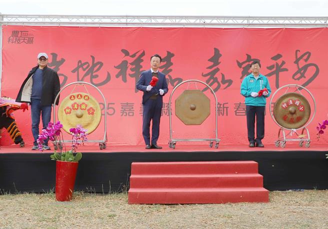 嘉义县长翁章梁携手议长张明达、副县长刘培东等人敲响锣鼓，除向各界拜年，也意谓开工、作伙来打拚。（吕妍庭摄）