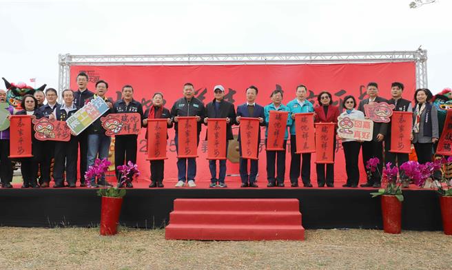 嘉义县政府今（3日）在县府前举办户外新春团拜，与议会团队向各界拜年。（吕妍庭摄）