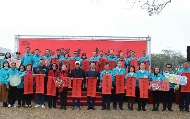 嘉义县政府今（3日）在县府前举办户外新春团拜。（吕妍庭摄）