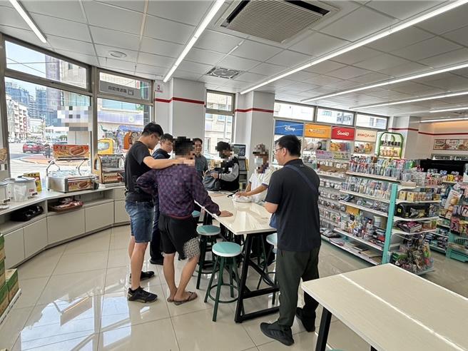 台中市杨姓老翁去年2月遭网友以「AI机器人」可协助代操票获利等话术诈骗，1个月被骗约200万元，警方埋伏将年约20出头李姓与万姓男子逮获送办，李、万遭法院依加重诈欺罪判处10月有期徒刑。（民眾提供／潘虹恩台中传真）