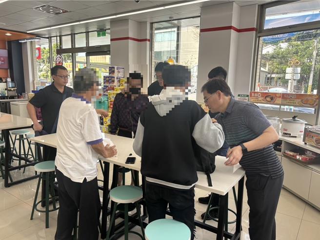 台中市杨姓老翁去年2月遭网友以「AI机器人」可协助代操票获利等话术诈骗，1个月被骗约200万元，警方埋伏将年约20出头李姓与万姓男子逮获送办，李、万遭法院依加重诈欺罪判处10月有期徒刑。（民眾提供／潘虹恩台中传真）