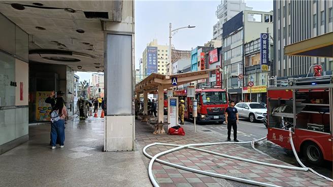 高雄三民区建国路一处大楼发生火警，3日下午1时许消防获报出动20车41人前往抢救。（民眾提供／纪爰高雄传真）