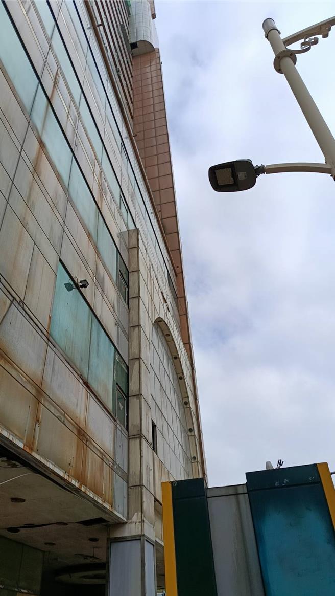 高雄三民区建国路一处大楼发生火警，3日下午1时许消防获报出动20车41人前往抢救。（民眾提供／纪爰高雄传真）