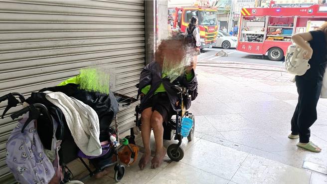 该大楼16楼有居住2名身障长照个案，居服员听闻失火，第一时间因为电梯不能使用影响逃生，一度准备用轮椅「倒退噜」的方式，徒手将个案从16楼搬下去，所幸消防人员即时发现协助，目前已经平安逃下楼。（民眾提供／纪爰高雄传真）