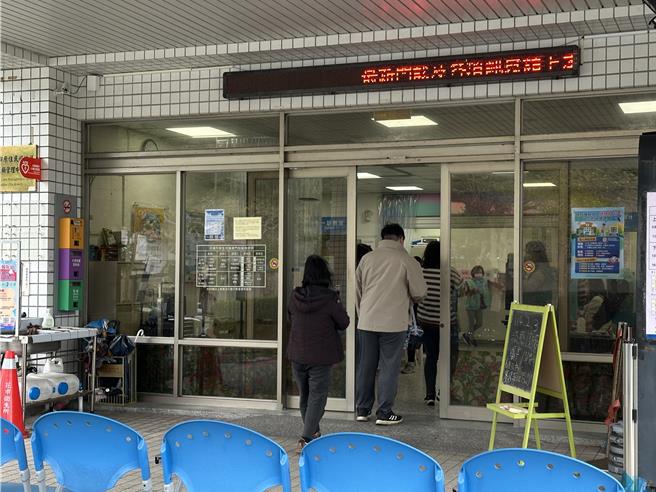 艺人大S因流感併发肺炎不幸离世消息震惊社会，花莲市卫生所今天出现接种疫苗人潮。（罗亦晽摄）