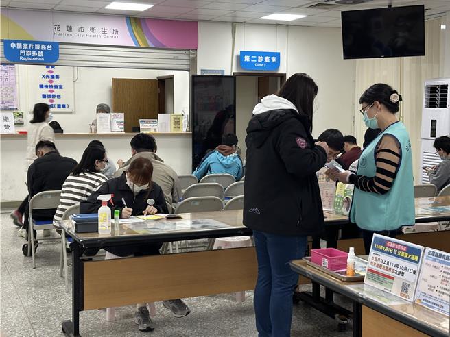 艺人大S因流感併发肺炎不幸离世消息震惊社会，花莲市卫生所今天出现接种疫苗人潮。（罗亦晽摄）