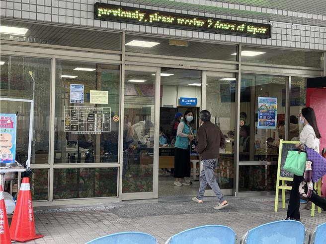 艺人大S因流感併发肺炎不幸离世消息震惊社会，花莲市卫生所今天出现接种疫苗人潮。（罗亦晽摄）