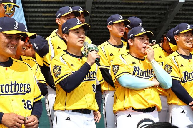 中信兄弟与当家游击手江坤宇（左二）签下10年逾1.4亿元合约。（中信兄弟提供）