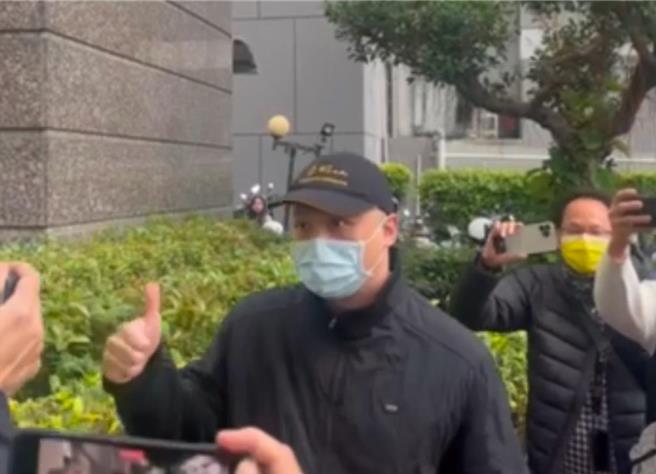 台中市5億高中生案，賴姓高中生的配偶夏姓男子被控假結婚，台中高分院1月23日二審依偽造文書判1年6月確定，夏男3日約下午1時25分執行入監。圖為夏男赴台中地檢署報到。（本報資料照片）