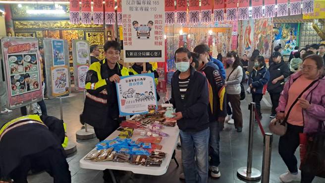 新店分局表示，为扩大交通安全宣导的深度与广度，于2月2日前进五路财神庙举办宣导活动。（图 / 刘咏韵翻摄）