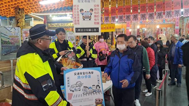 员警向民眾宣导交通安全。（图 / 刘咏韵翻摄）