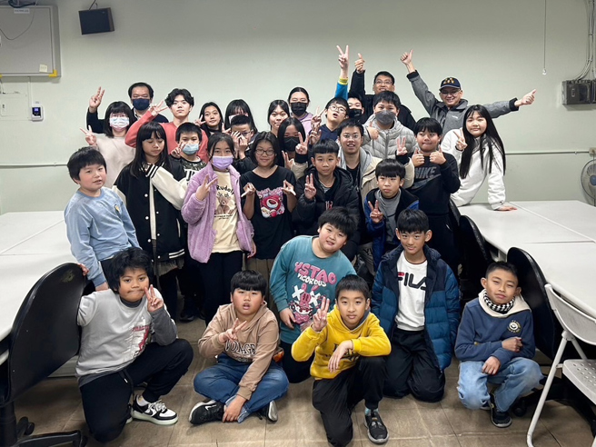 龍華科大資管系藍鵲資訊志工團隊，引領桃市壽山國小學童體驗光環板科技應用。(照片/龍華科技大學提供)