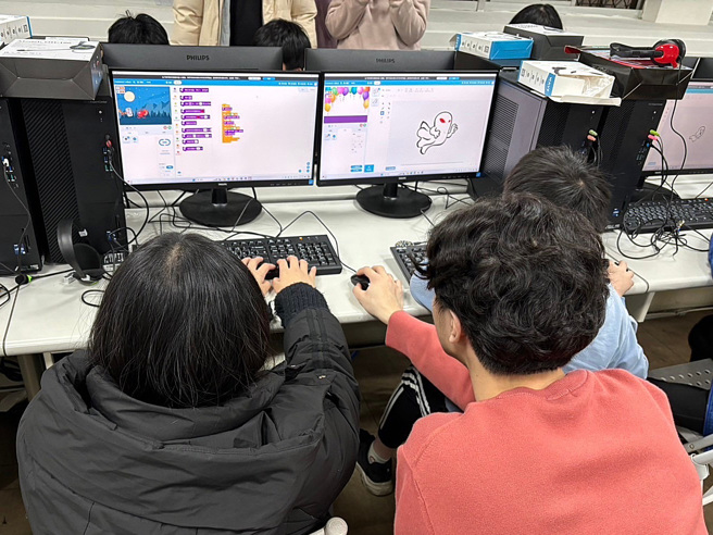 龍華USR團隊營隊課程設計豐富多樣的科技學習活動，增進學童運算思維能力。(照片/龍華科技大學提供)