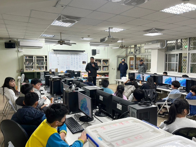 龍華USR團隊以寓教於樂的方式，提升學童科技運用能力與資訊素養。(照片/龍華科技大學提供)