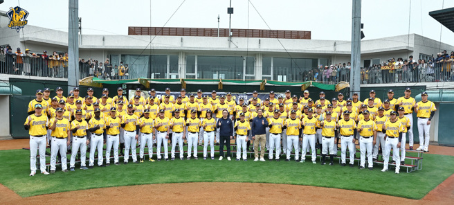 中信兄弟3日在屏东举行开训典礼，全队喊出2连霸目标。（中信兄弟提供）