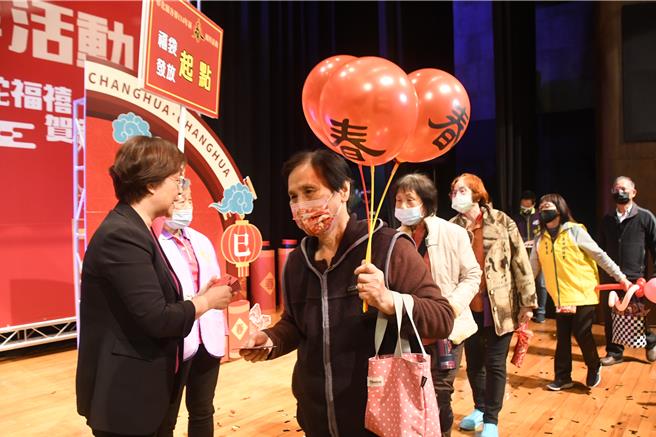 彰化县长王惠美发放蛇年小红包。（叶静美摄）