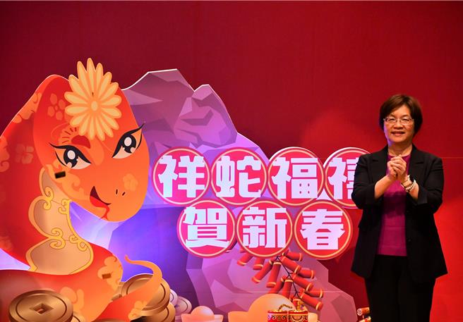 彰化县长王惠美向各界拜年，并重申县府推动「一轴一环双枢纽四引擎」为发展轴心，希望把彰化打开，让彰化更加不一样。（叶静美摄）