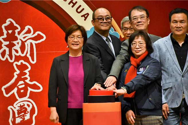 彰化县新任副县长周杰（左二）到任，县长王惠美（左一）认为周杰对彰化很熟悉，可协助推动县政。（叶静美摄）