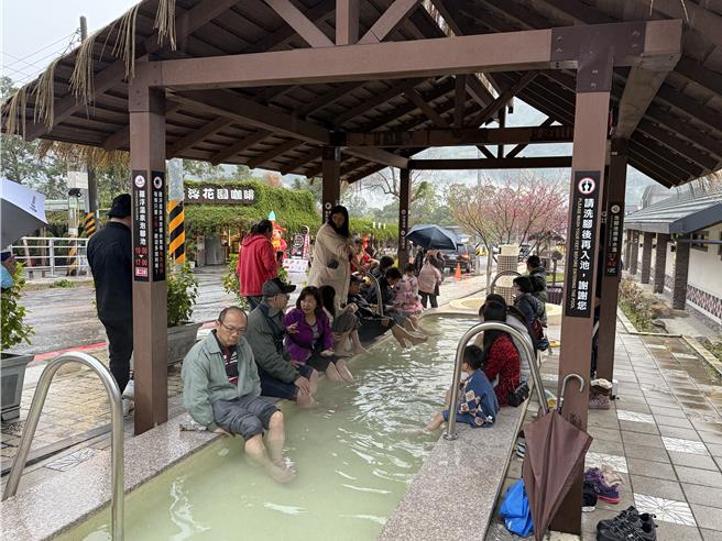 罗浮温泉免费泡脚在寒流来袭时广受好评。（蔡依珍摄）