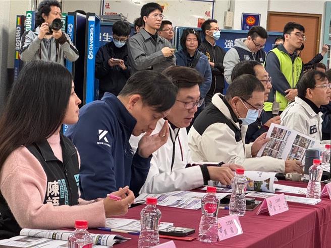 立委叶元之（左二）参加板桥区行动治理座谈会议时被问及罢免一事，他说他实际上都有按部就班的在做立委工作，希望大家继续支持，不要被少数有狼子野心的政客煽动。（柯毓庭摄）