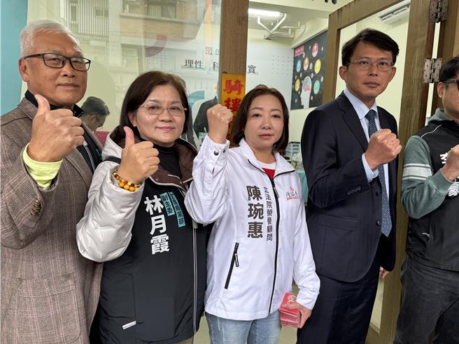 台湾民眾党代理党主席黄国昌（右二）3日赴宜兰党部与同仁一起举行开工仪式。（吴佩蓉摄）