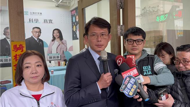 台湾民眾党代理党主席黄国昌（中）喊话兼任民进党主席的赖清德总统「悬崖勒马」，以台湾为念、以苍生为念。（吴佩蓉摄）