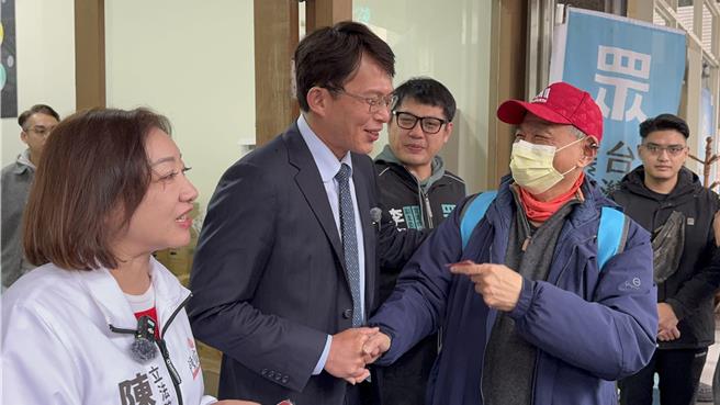 台湾民眾党代理党主席黄国昌（中）与民眾热情互动合照。（吴佩蓉摄）