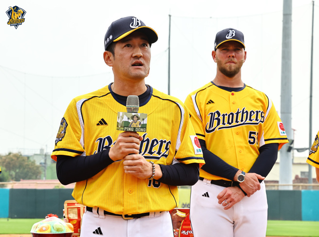 中信兄弟总教练平野惠一（左）。（中信兄弟提供）