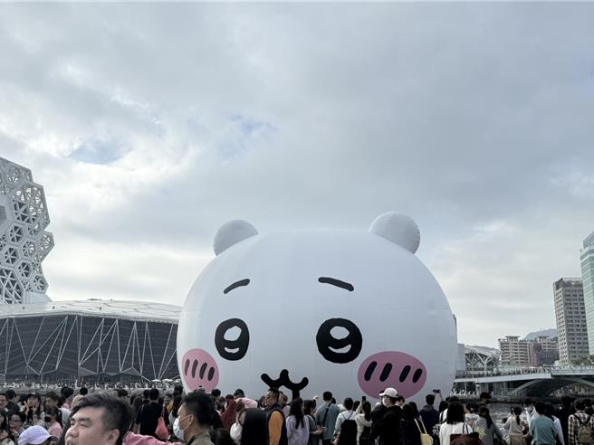 春节期间不少游客前往高雄流行音乐中心，与限时展出的大型IP吉伊卡哇合照。（纪爰摄）