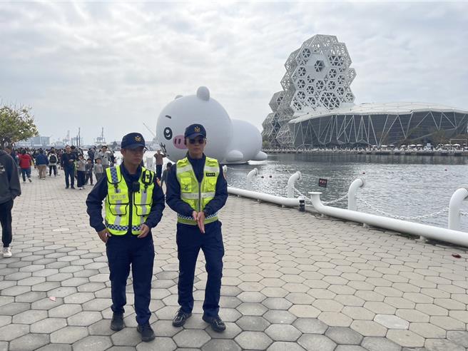 为了展现维护着作权、治安的决心，苓雅区警方加派人力积极取缔违规设摊。（民眾提供／纪爰高雄传真）