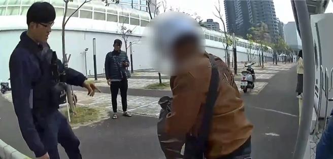 警方再查获贩售未获授权的「吉伊卡哇」商品案件，将72岁摊商负责人锺男带返所，依违反着作权法函请高雄地检署侦办。（民眾提供／纪爰高雄传真）