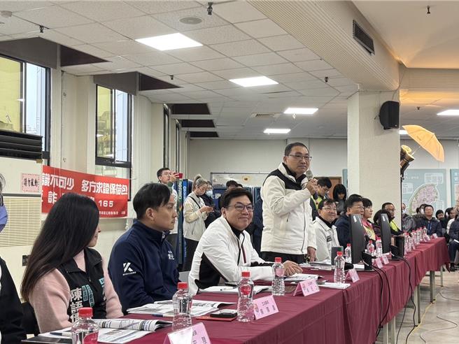新北市府今（3）日在板桥区公所办理行动治理座谈会议，市长侯友宜致词提到，基础建设要加倍做以外，大型建设也要加速，包含讲很久的泰板轻轨，希望中央赶快核定。（柯毓庭摄）
