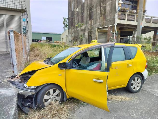 省道台1線台南市柳營區段，今（3）日下午1點發生一起自撞車禍，警消獲報到場，發現有一輛計程車自撞路邊水泥墩 ，車內66歲翁姓駕駛雖然僅擦挫傷，但人已沒有生命跡象。（讀者提供／張毓翎台南傳真）
