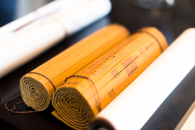 大陆歷史教授雷颐指出，清朝官员如果想说某人的坏话，会在奏折内藏一种名为「片」的文书。（示意图：Shutterstock／达志）