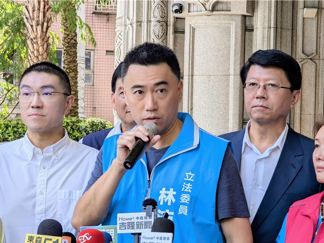 公民团体「基隆绝沛」发动立委林沛祥（图中）罢免提案连署，并宣布自即日起，包括郑文婷、张之豪、施伟政等3名民进党籍基隆市议员的服务处都开始加入「代收」连署书的行列。（张志康摄）