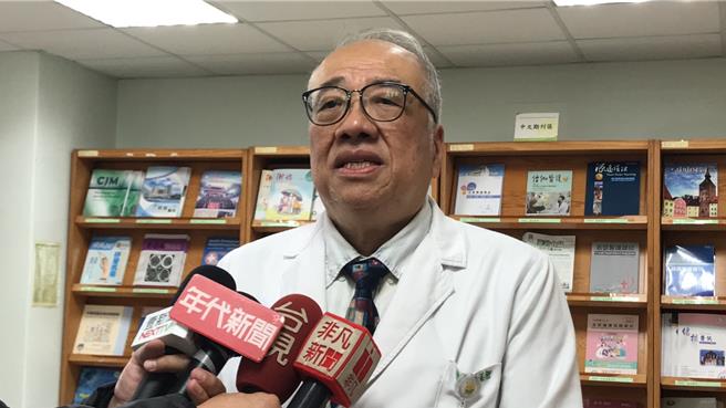 台中医院顾问医师李孟智指出，受大S事件影响医疗机构与诊间询问接种流感疫苗民眾较年前增3成。（冯惠宜摄）