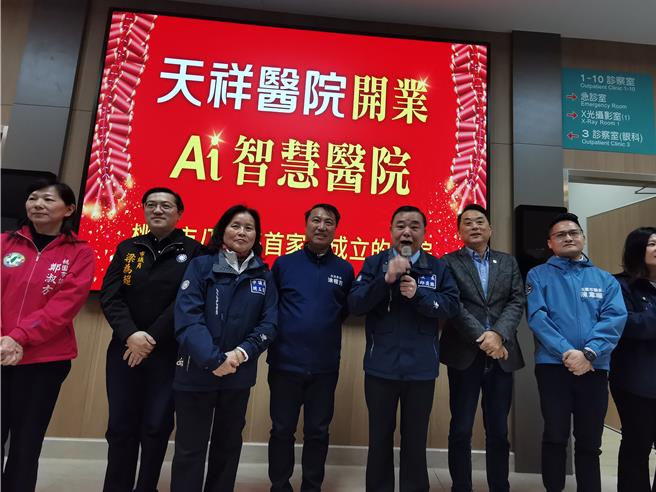 罢免1阶送件，桃园市蓝委鲁明哲(右二)、涂权吉(左三)照样跑行程，也说无差别性的罢免应思考是好还是坏。(吕筱禅摄)