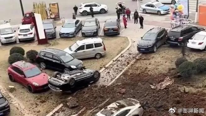 四川省内江市资中县发生一起骇人事故，一名男童将点燃的鞭炮丢入停车场的化粪池人孔盖内，未料竟引爆沼气发生猛烈爆炸，导致地面炸开一个大坑，8辆豪车遭殃。（翻摄微博）