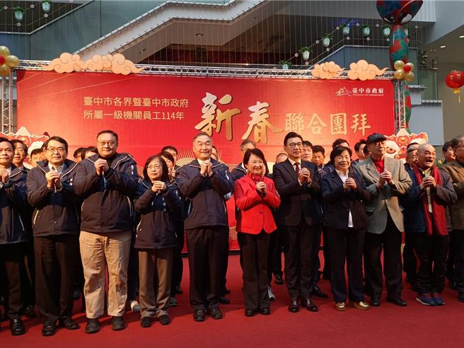 台中市长卢秀燕3日出席市府新春团拜，向一旁的副市长郑照新打趣说，「我们二人减肥成功，台中市就成为六都第一瘦」。（陈淑娥摄）