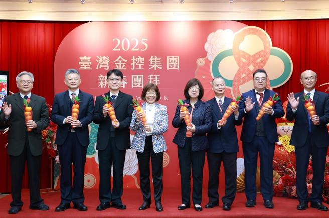 臺湾金控新春团拜，董事长凌忠嫄（左4）率集团董事长及总经理与高阶主管期许蛇年行大运，业绩长红步步高。图／臺湾金控提供