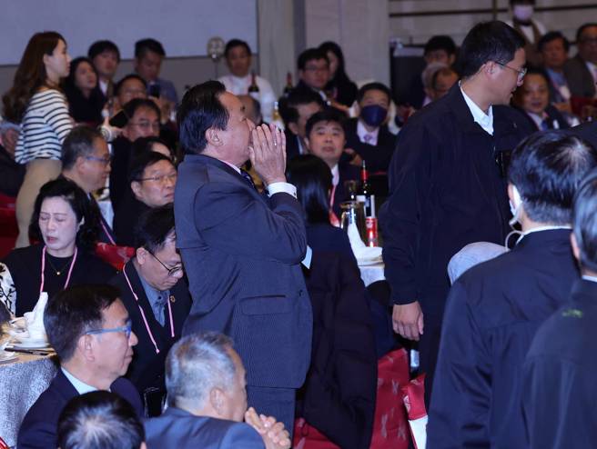 海基会3日举行「2025大陆臺商春节活动」，赖清德总统致词结束时，台下的厦门台商协会副会长叶永松（中）突然起身向赖清德喊话。（刘宗龙摄）