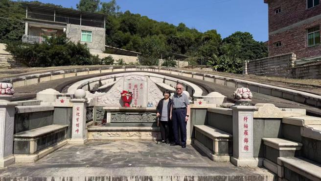 葉克兢夫妻回南安祭拜祖父黃怡瓶。（作者提供）