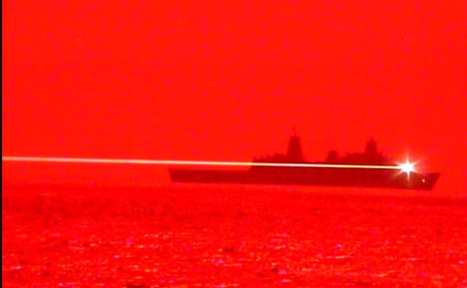 2020年波特蘭號的雷射武器測試，相比之下，普雷貝爾號的光束顯然更粗大。(圖/美國海軍)