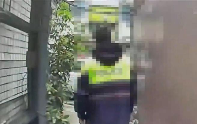 警方逮捕涉嫌加重竊盜的鄭姓男子。（翻攝畫面）