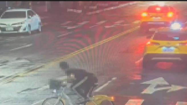 鄭姓男子涉嫌騎乘ubike在年節期間入室竊盜。（翻攝畫面）