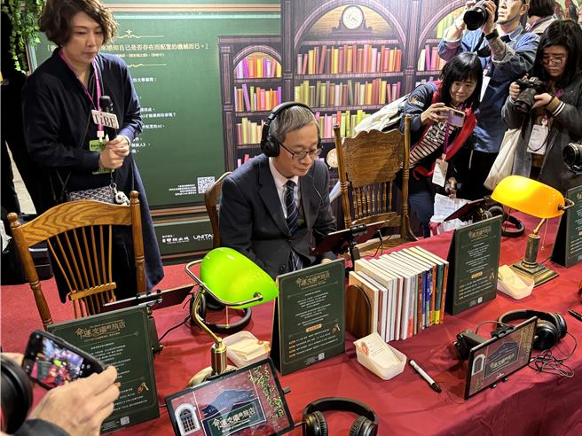 台北国际书展明天起至9日于台北世贸一馆登场，文化部长李远今天下午抢先开箱体验主题馆。（林缙明摄）