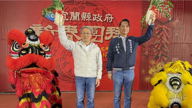 宜兰代理县长林茂盛（左）与议长张胜德（右）今日在县府大厅举行新春团拜。（吴佩蓉摄）
