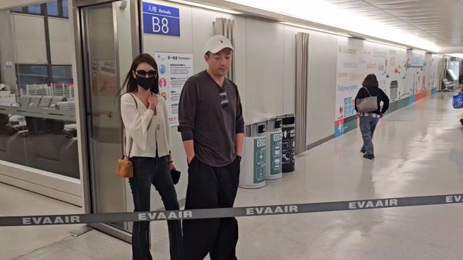 汪小菲神情哀伤憔悴，走路摇摇晃晃，妻子马筱梅则在一旁守护。（图／陈麒全摄）