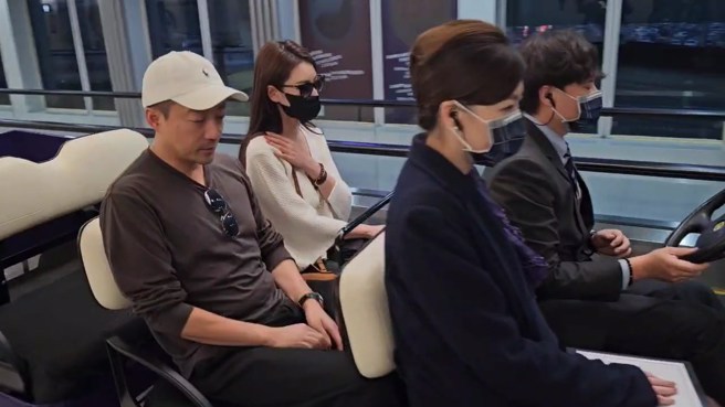 马筱梅戴着墨镜，陪同汪小飞回台。（图／陈麒全摄）