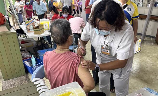 卫生局呼吁，除了接种疫苗，养成良好卫生习惯，出现类流感症状尽速戴口罩就医，并在家休息，前往拥挤或通风不良的场所，以保护自身与他人健康。（本报资料照／卫生局提供）